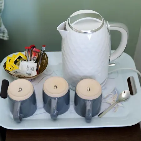 The Lakeside 招待所 *