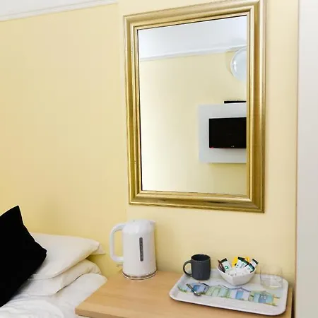 Staycations Pensión *