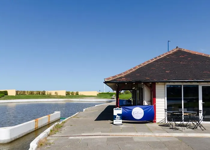 The Lakeside 招待所 雷德卡