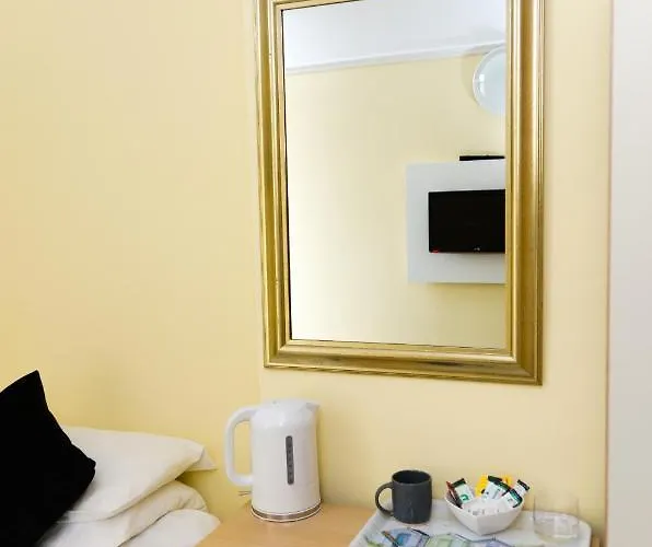 The Lakeside 招待所 *